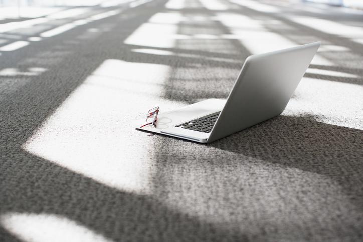 laptop na dywanie
